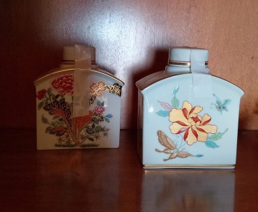 Dois frascos de chá VA