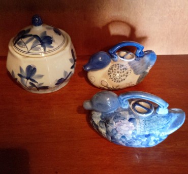 Dois bules e um pote