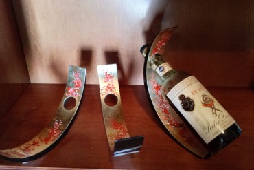 Três suportes para garrafa