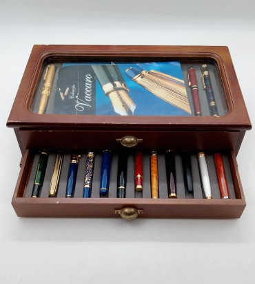 Caixa com canetas