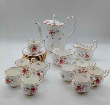 oito chávenas e pires, bule, leiteira e açucareiro