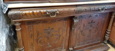 Aparador com motivos gravados