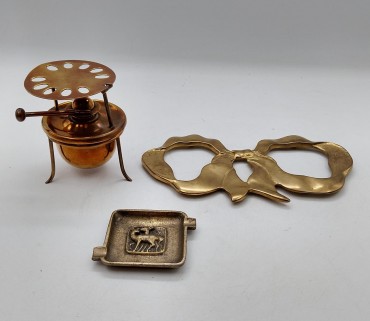 Três peças em metal amarelo