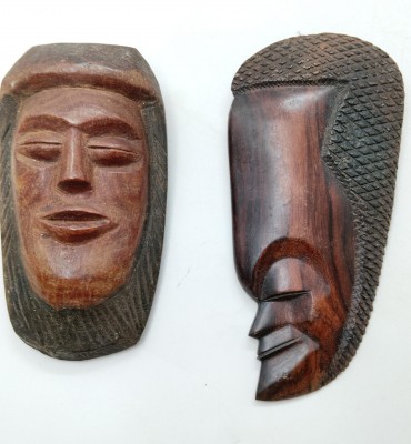 Duas esculturas de rostos