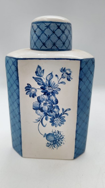 Caixa de chá azul e branca