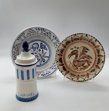 Dois pratos e uma chaminé miniatura