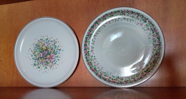 Dois pratos de bolo VA