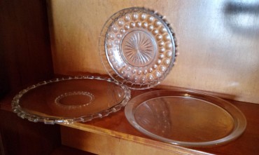 Três pratos  bolo em vidro