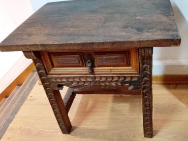 Mesa de apoio com gaveta