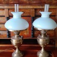 Dois candeeiros com abajour