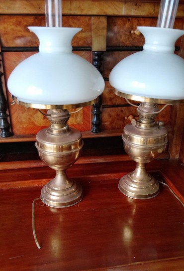 Dois candeeiros com abajour