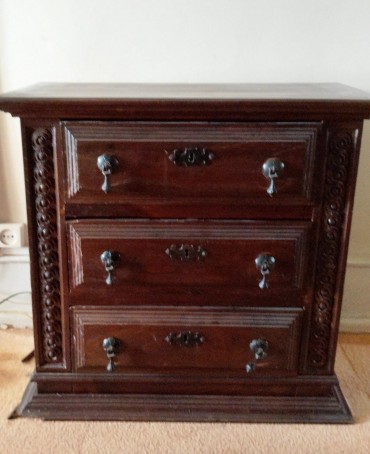 Cómoda de pequenas dimensões