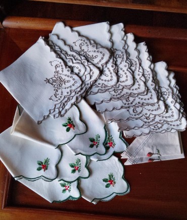 Vinte guardanapos bordados