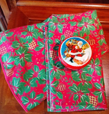 Duas toalhas de Natal (fundo encarnado) e caixa