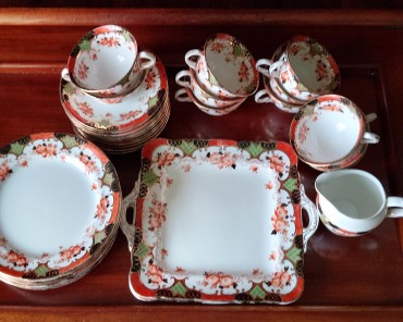 Dez chávenas e pires, dez pratos bolo e prato bolo