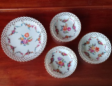 Quatro pratos rendilhados