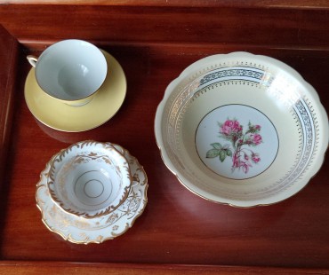 Duas chávenas café e uma taça