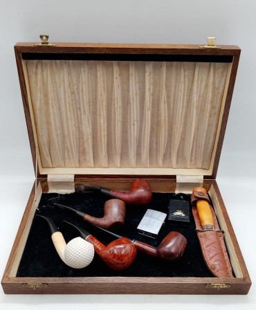 Caixa com cachimbos e outros