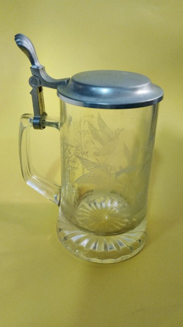 Caneca com patos em ambiente lacustre