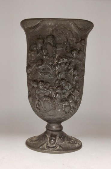 Jarra com baixo relevo