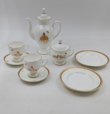 Bule, açucareiro, duas chávenas e pires e dois pratos pratos 