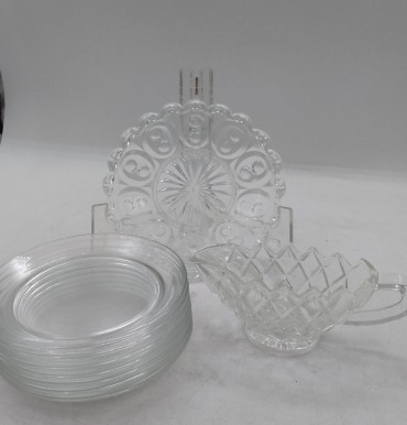 Oito pratos e molheira 