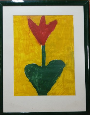 Flor sobre fundo amarelo