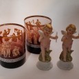 Dois copos e duas esculturas de putti