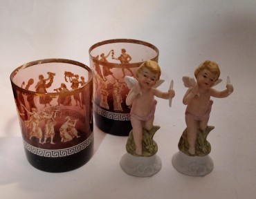 Dois copos e duas esculturas de putti