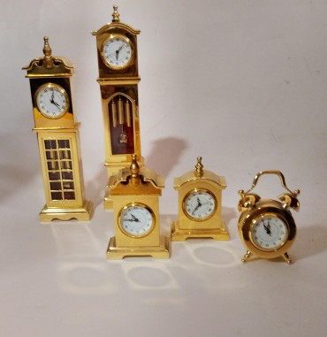 Cinco relógios miniatura