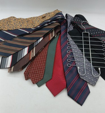 Lote de catorze gravatas e suporte