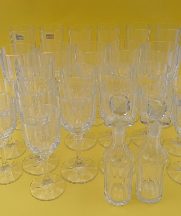 Vinte e quatro copos e duas galhetas