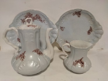 Par de pratos de bolo, leiteira e cafeteira 
